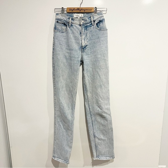 Abercrombie & Fitch Curve Love Ultra High Rise 90’s Straight Jean - Picture 2 of 7